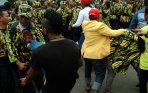 bentrok-massa-ampg-di-dpp-partai-golkar_20141125_194123.jpg
