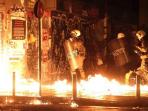 bentrok-massa-vs-polisi-di-athena_20161117_034030.jpg