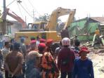 bentrok-polisi-vs-warga-kebonharjo-alat-berat-pt-kai_20160519_162524.jpg