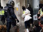 bentrok-referendum-catalonia-catalunya-1_20171003_101740.jpg