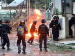 bentrokan-antara-polisi-dan-massa-di-tanah-abang_20190522_113717.jpg