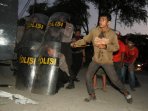 bentrokan-mahasiswa-dengan-aparat-di-makassar_20150521_185933.jpg