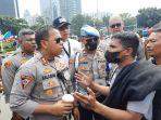 beradu-mulut-dengan-aparat-kepolisian-patung-kuda-nih3.jpg