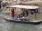berangkat-sekolah-menggunakan-perahu-eret-kali-ciliwung_20150910_170637.jpg