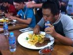 berani-coba-tantangan-makan-steak-wagyu_20151224_234032.jpg