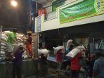 beras-bantuan-bulog-disalurkan-ke-warga-jabodetabek.jpg
