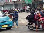 berbagi-takjil-ini-berlangsung-persis-di-depan-kantor-dpd-partai-nasdem-kab-bogor.jpg