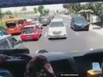 berbahaya-video-viral-bus-nekat-melawan-arus-hindari-macet-sopir-bus-maaf-pak-ini-karena-macet_20181009_185618.jpg