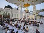 berbuka-puasa-di-masjid-baiturrahman-serasa-berada-di-madinah_20170530_161650.jpg