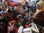 berburu-belanja-kebutuhan-lebaran_20160704_152349.jpg