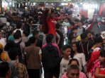 berburu-belanja-kebutuhan-lebaran_20160704_152426.jpg