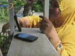 berburu-sinyal-telepon-genggam-di-perbatasan-02_20150604_221404.jpg