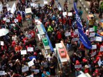 berdagang-di-tengah-demo-buruh_20150208_130212.jpg
