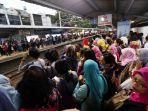 berdesakan-penumpang-gerbong-khusus-wanita-krl_20170518_093742.jpg