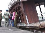 berduaan-di-eks-kapal_20171004_162756.jpg