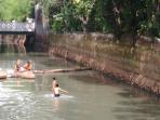 berenang-di-aliran-kali-mampang-jakarta-selatan_20160506_154856.jpg