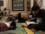 beriktikaf-di-masjid-dian-al-mahri-kubah-emas-depok_20150713_160443.jpg