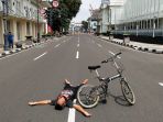 berjemur-di-jalanan-bandung-yang-ditutup-sementara_20200330_205925.jpg
