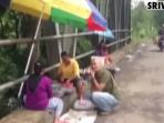 berjualan-di-jembatan_20160212_122632.jpg