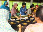 berlatih-membuat-batik-mengembangkan-umkm_20160413_021626.jpg