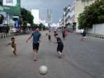 bermain-bola-di-jalan-protokol-yang-ditutup-saat-ppkm-darurat_20210718_012026.jpg