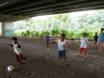 bermain-bola-di-kolong-tol-becakayu-jakarta-timur_20240716_221621.jpg