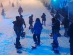 bermain-snow-boarding-di-wahana-salju-snow-city-singapura_20170402_232302.jpg