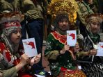 berpakaian-adat-aksi-damai-indonesia-satu_20190822_221936.jpg