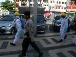berpakaian-apd-brimob-semprotkan-disinfektan-di-tempat-keramaian_20200512_130606.jpg