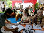 berpakaian-wayang-anggota-kpps-tps-010-semarang_20201209_164255.jpg