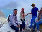 bersama-seluruh-keluarganya-ridwan-kamil-mendaki-gunung-ijenjpg.jpg