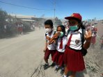 bersekolah-dalam-debu-tebal-erupsi-gunung-sinabung_20160523_211415.jpg