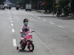bersepeda-di-jalan-yang-tutup-selama-psbb-di-bandung-raya_20200518_214813.jpg