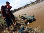 bersihkan-barang-usai-banjir-bandang_20160922_212418.jpg