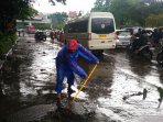 bersihkan-lumpur-banjir-pasteur_20161024_235538.jpg
