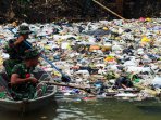 bersihkan-sampah-dari-sungai-cikapundung_20160325_232254.jpg