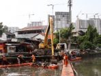 bersihkan-sampah-ibukota_20170411_211910.jpg
