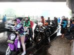 berteduh-di-bawah-jembatan_20171012_195037.jpg