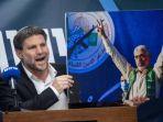 bezalel-smotrich-memegang-foto-yahya-sinwar-flashing-a-victory-sign.jpg