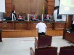 bharada-e-beri-hormat-saat-sidang.jpg