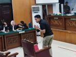 bharada-e-duduk-di-sidang.jpg