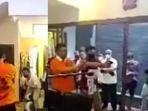 bharada-e-mempraktikan-detik-detik-penembakan-brigadir-j.jpg