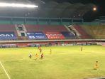 bhayangkara-fc-menekan-pertahanan-bali-united-di-lanjutan-bri-liga-1-2021.jpg