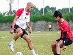 bhayangkara-fc-saat-berlatih-di-lapangan-maleber-cianjur.jpg