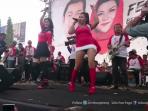 biduanita-cantik-ini-gaunnya-tersingkap-berkali-kali-saat-tampil-di-simpanglima_20151201_234834.jpg