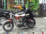 biker-berkostum-batman-itu-ternyata-guru-man_20160427_223713.jpg
