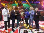 billy-pertahankan-gelar-strawweight-hentikan-brando.jpg