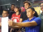 billy-syahputra-saat-menemani-hilda-vitria-melaporkan-kriss-hatta-ke-polda_20180912_080031.jpg