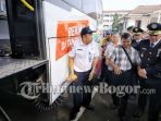 bima-arya-sugiarto-menuntun-seorang-penyandang-tuna-netra_20170920_142706.jpg