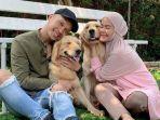 bima-aryo-bersama-istri-rasyena-hikmayudi-dan-kedua-anjing-mereka-bee-dan-sugar.jpg